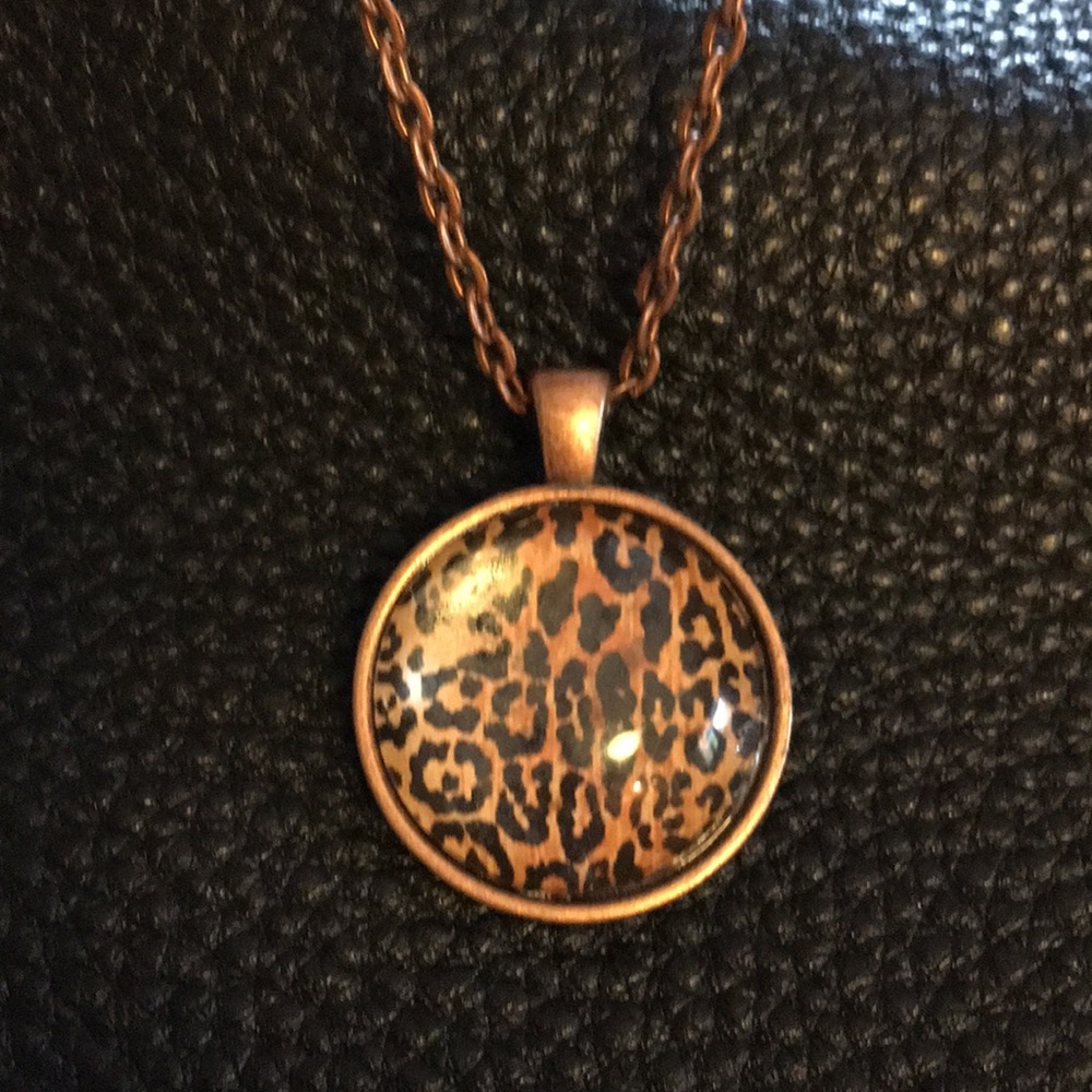 🎉 2/$15 🎉 Leopard print pendant